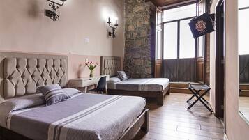 Junior Suite Double | 1 bedroom, in-room safe, desk, soundproofing