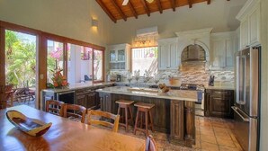In-room dining - Casa Catalina (Tamarindo)