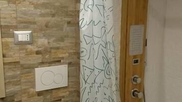 Alloggio Tradizionale su due livelli | Bagno | Asciugamani, sapone, shampoo, carta igienica