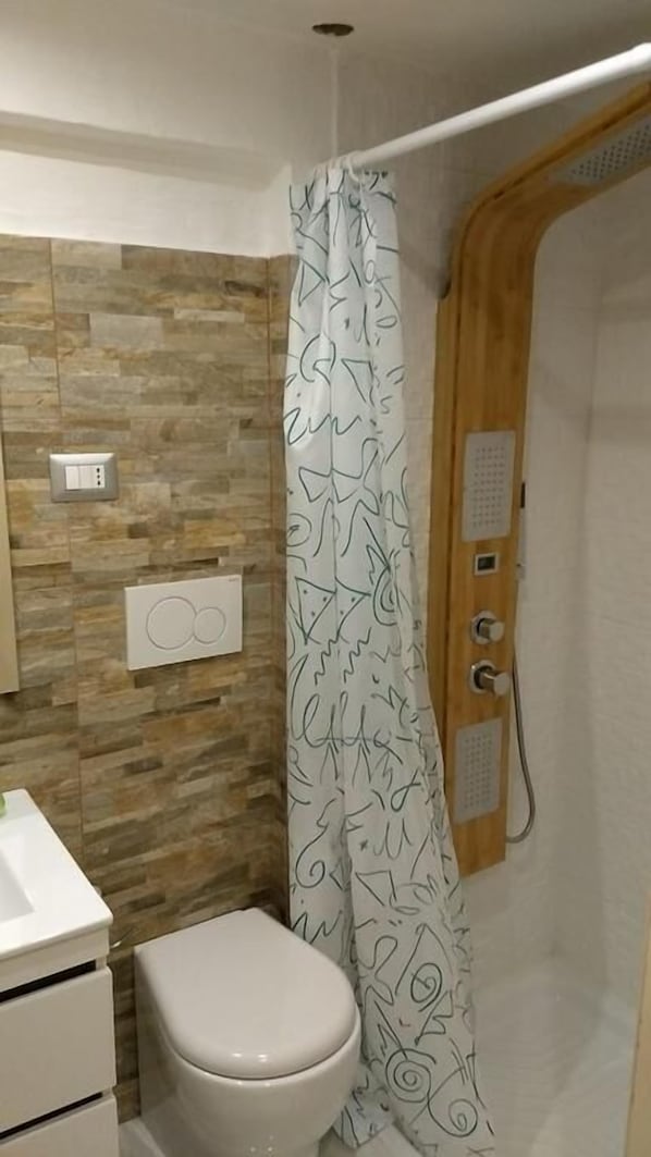 Traditional Duplex | Bathroom | Towels, soap, shampoo, toilet paper - VERA VACANZA (Sannicola)