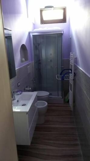 Traditional Room | Bathroom | Towels, soap, shampoo, toilet paper - VERA VACANZA (Sannicola)