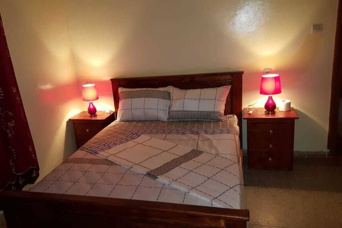 Habitación básica doble | Cortinas blackout, camas extra y ropa de cama