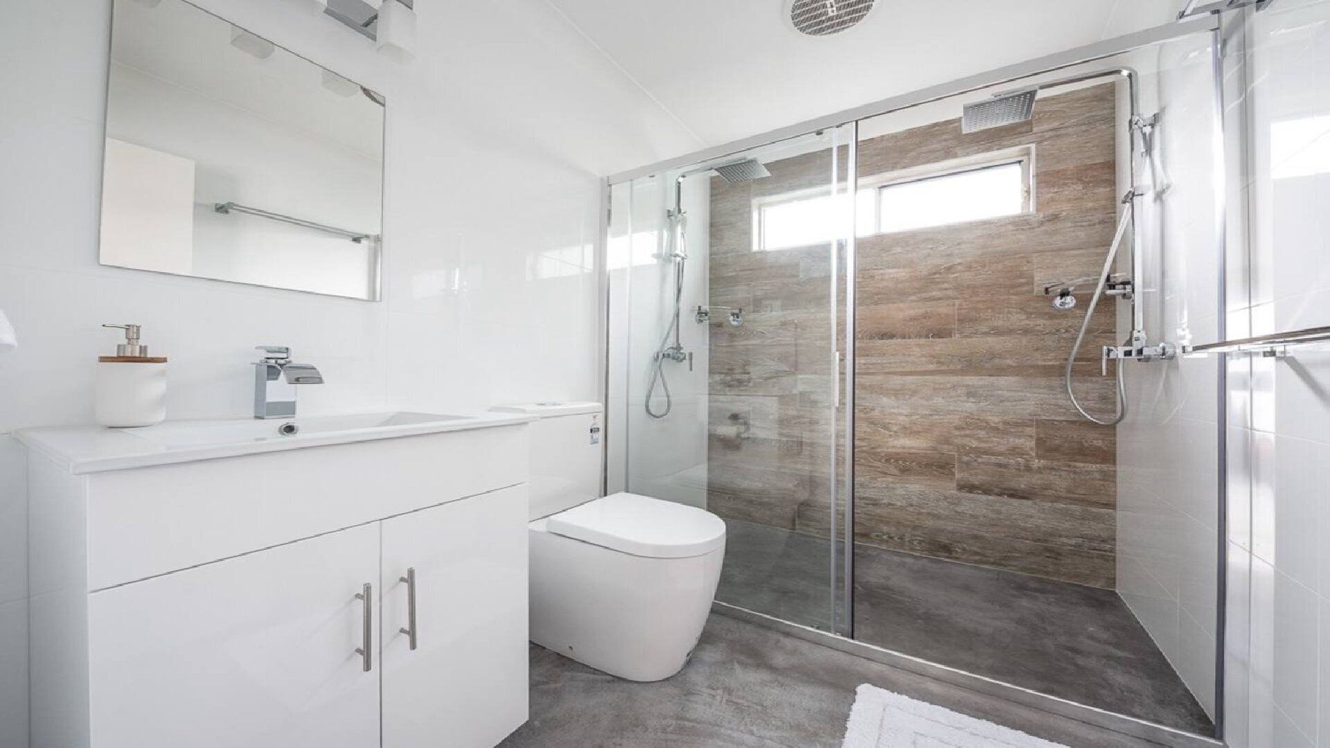 Bathtub, free toiletries