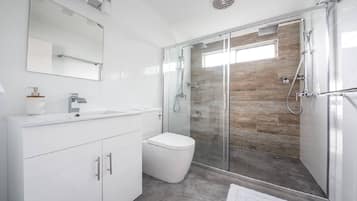 Bathtub, free toiletries