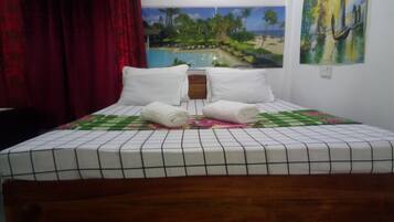 Habitación básica doble | Ropa de cama de alta calidad, edredón y camas con efecto memoria