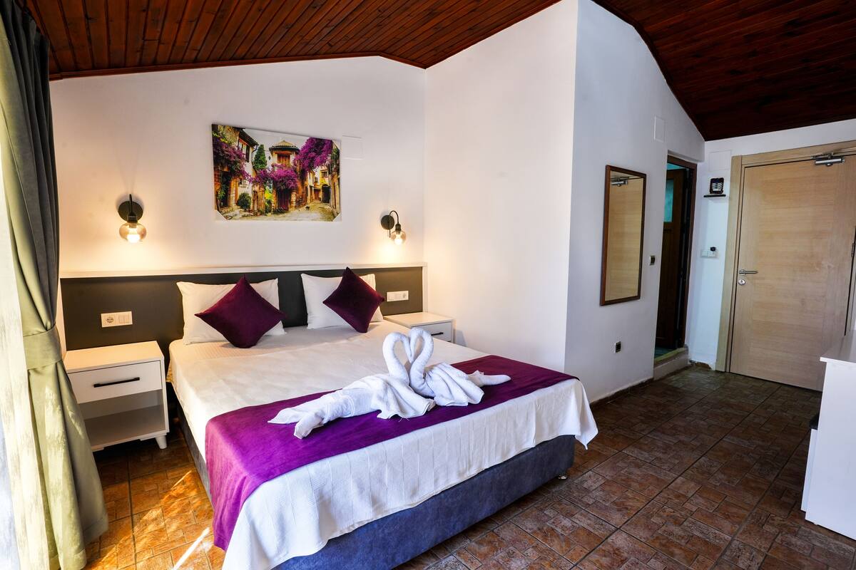 Deluxe Room | Soundproofing, bed sheets