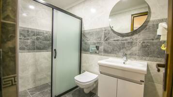 Habitación clásica con 2 camas individuales | Baño | Regadera, secadora de cabello, pantuflas, toallas