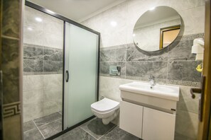 Chambre classique avec lits jumeaux | Salle de bain | Douche, séchoir à cheveux, pantoufles, serviettes fournies