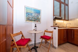 Suite estudio, vistas a la ciudad | Servicio de comidas en la habitación