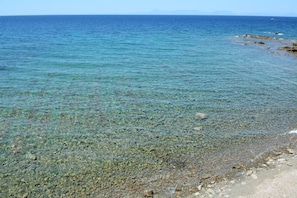 Playa privada en los alrededores, arena negra