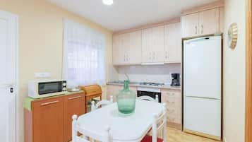 Refrigerador, microondas, horno y cafetera y tetera