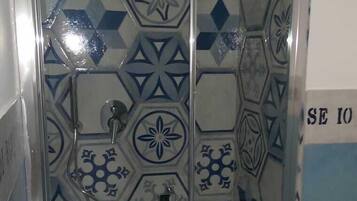 الدش داخل الحمام