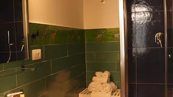 Standard Tek Büyük veya İki Ayrı Yataklı Oda | Banyo | Duş, ücretsiz banyo/kozmetik ürünleri, saç kurutma makinesi, bide