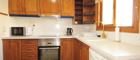 Geladeira, micro-ondas, fogão, cooktop