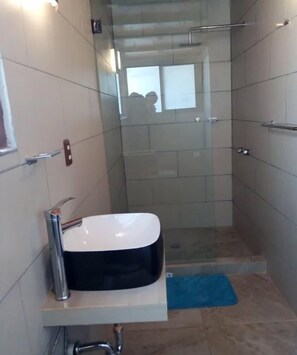 Standard-Apartment, 1 Schlafzimmer, Nichtraucher | Badezimmer | Dusche, Haartrockner, Handtücher, Shampoo