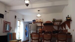 Apartamento estándar, 1 habitación, no fumadores | Zona de estar | Una televisión de pantalla plana