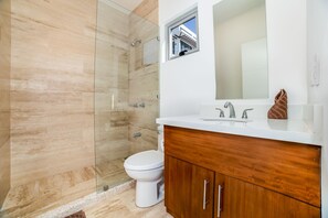 House, 4 Bedrooms | Bathroom