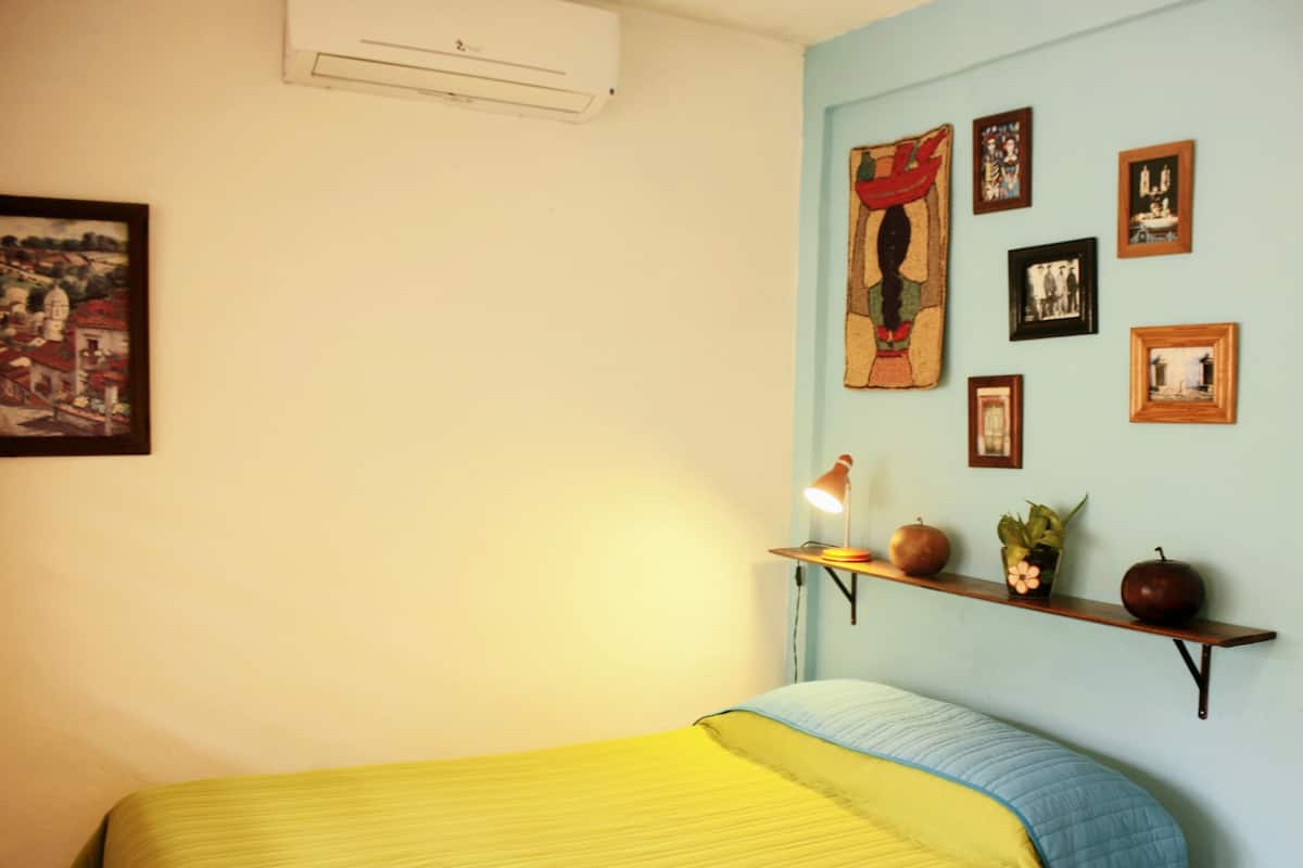 H-4 AC Double Room, Shared External Bathroom | Fer et planche à repasser, draps fournis