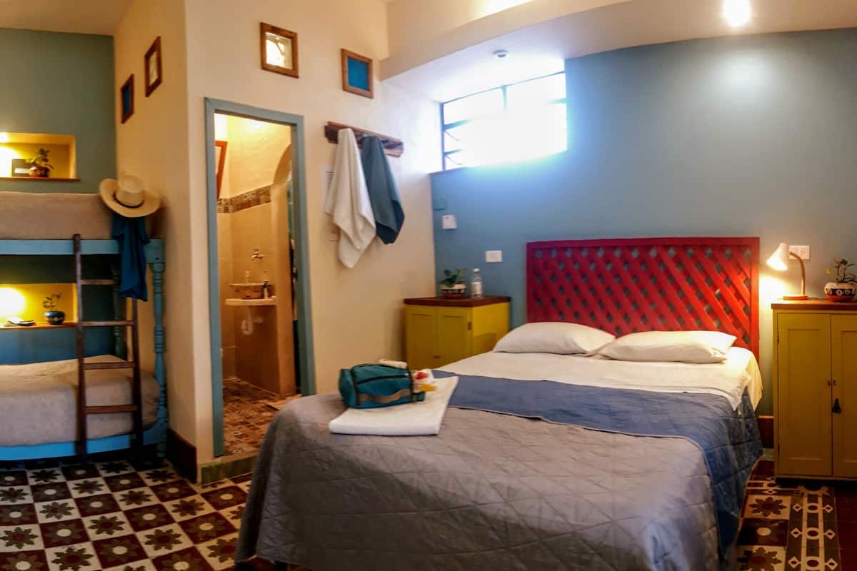 H-7 AC Quadruple Room Ensuite | Fer et planche à repasser, draps fournis