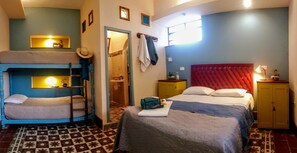 H-7 AC Quadruple Room Ensuite | Setrika/meja setrika dan seprai linen