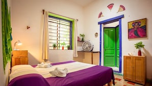 H1 AC Double Room Ensuite | Iron/ironing board (on request), bed sheets - Hostel Candelaria (Valladolid)