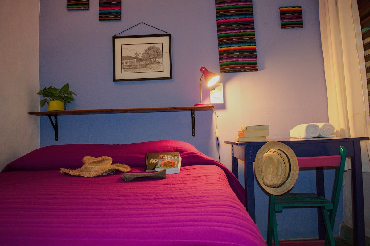 H-2 Double Room, Shared External Bathroom | Fer et planche à repasser, draps fournis