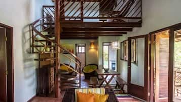 Traditional House | Living room | Flat-screen TV
