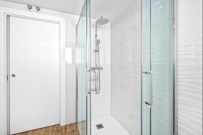 Shower, hair dryer, towels - iloftmalaga Ático Plaza de las Flores (Malaga)