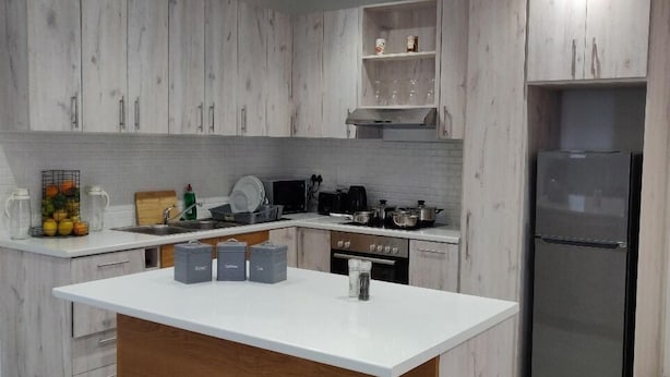 Fridge, microwave, oven, stovetop - Global Nomad (Cape Town)