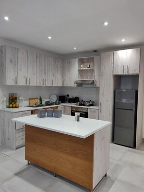 Jääkaappi, mikroaaltouuni, uuni, liesi