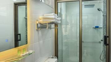 Regendusche, kostenlose Toilettenartikel, Haartrockner, Hausschuhe