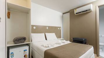 Habitación doble | Minibar, cortinas blackout, tabla de planchar con plancha y wifi gratis