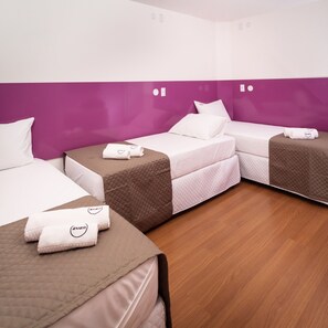 Minibar, cortinas blackout, tabla de planchar con plancha y wifi gratis 