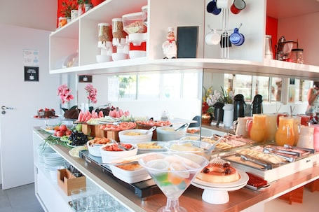 Free daily buffet breakfast . Zuza Slim Suítes