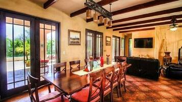 Desayuno de cocina local entre semana (USD 25 por persona)