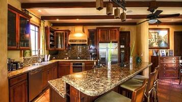 Casa, 6 habitaciones | Cocina privada | Refrigerador con congelador, microondas, horno y lavavajillas