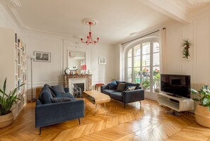 Téléviseur, foyer, bureau
