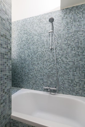 Regadera, amenidades de baño gratuitas, secadora de cabello, toallas