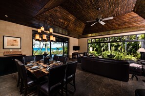 تناول الطعام داخل الغرفة