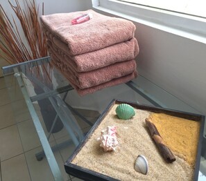 Departamento familiar, 2 habitaciones | Área de sala de estar | Televisión 