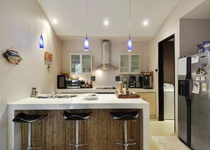 Villa, 3 slaapkamers | Privékeuken | Een koelkast/vriezer, een magnetron, een oven, een vaatwasser