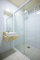 Quarto triplo superior (Twin) | Banheiro | Chuveiro, toalhas de banho, sabonete, papel higiênico