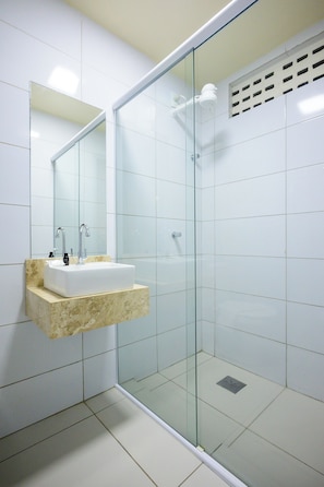Superior Triple Room (Twin) | Bathroom | Shower, towels, soap, toilet paper - Nordeste Palace Hotel - Fortaleza (Fortaleza)