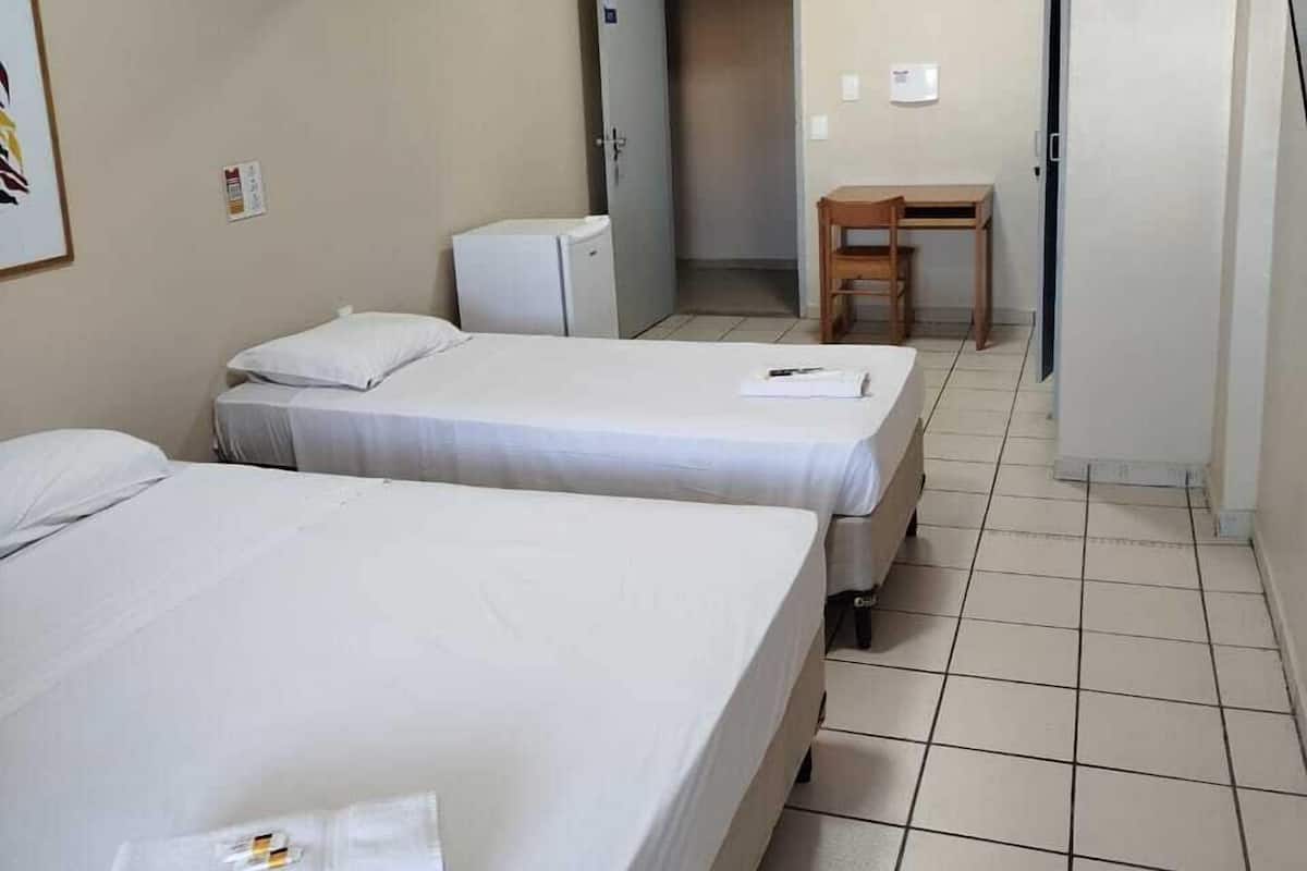 Standaard driepersoonskamer | 1 slaapkamer, een minibar, een bureau, gratis babybedden