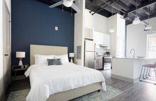 Studio phong cách cổ điển (Self Check-in with Virtual Front Desk) | Trang trí khác biệt, trang bị nội thất với thiết kế riêng biệt, bàn 