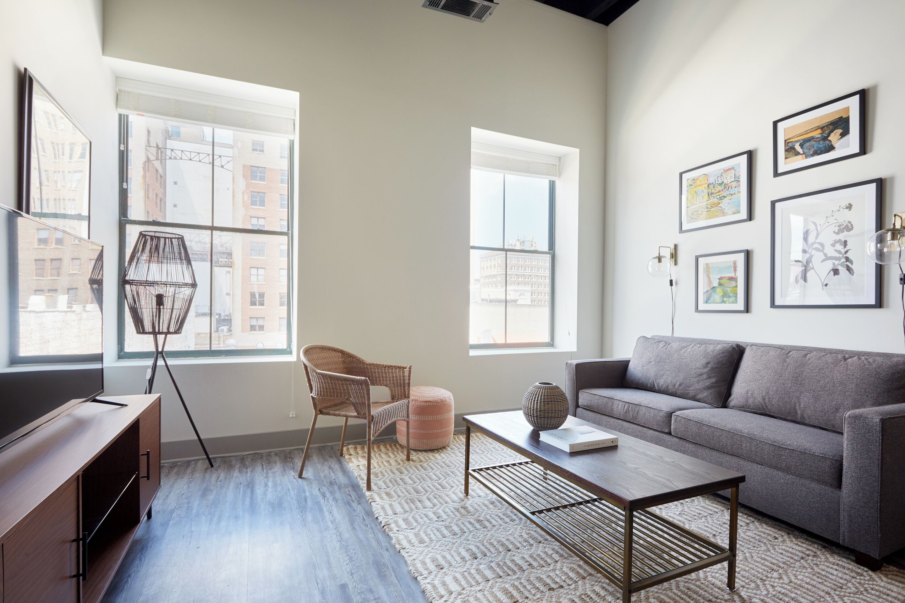 Suite Deluxe, 1 llit de matrimoni i sofà llit (Self Check-in with Virtual Front Desk) | Sala d'estar | Televisor de pantalla plana 