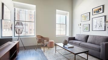 Deluxe-Suite, 1 Queen-Bett und Schlafsofa (Self Check-in with Virtual Front Desk) | Wohnbereich