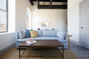 Leilighet – deluxe (Self Check-in with Virtual Front Desk) | Oppholdsområde | Flatskjerm-TV