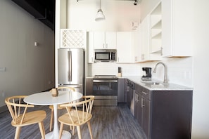 Deluxe-Suite, 1 Queen-Bett und Schlafsofa (Self Check-in with Virtual Front Desk) | Essbereich im Zimmer