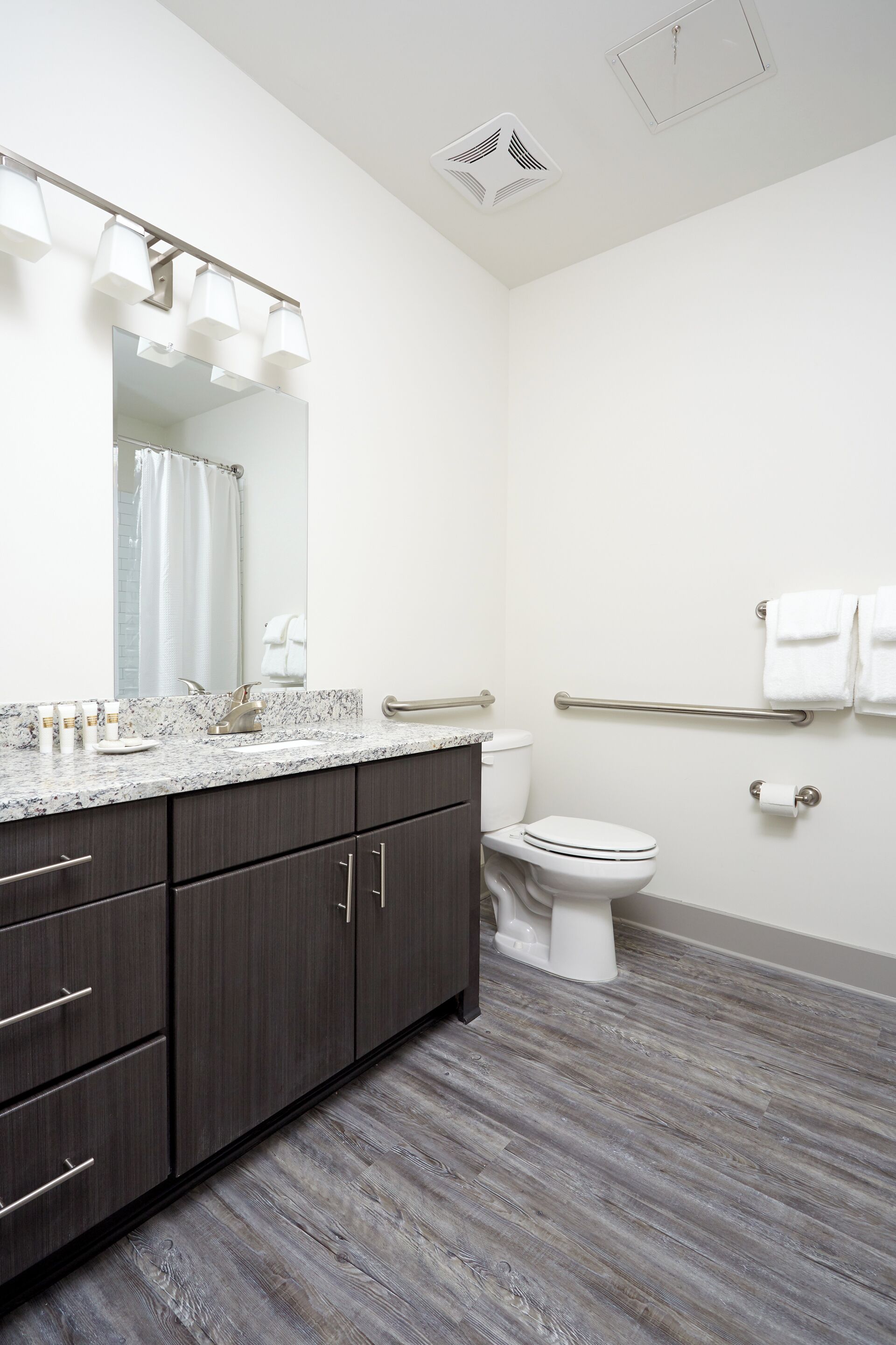 Classic Studio (Self Check-in with Virtual Front Desk) | Bathroom